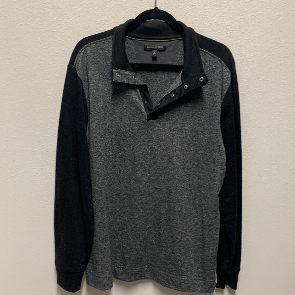 Excellent condition - Banana Republic men’s sweater with buttons - size Large